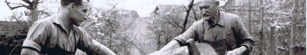 Die Wagnermeister Heinrich Krieg jun. und Heinrich Krieg sen. 1944 beim Sägen eines Baumstammes